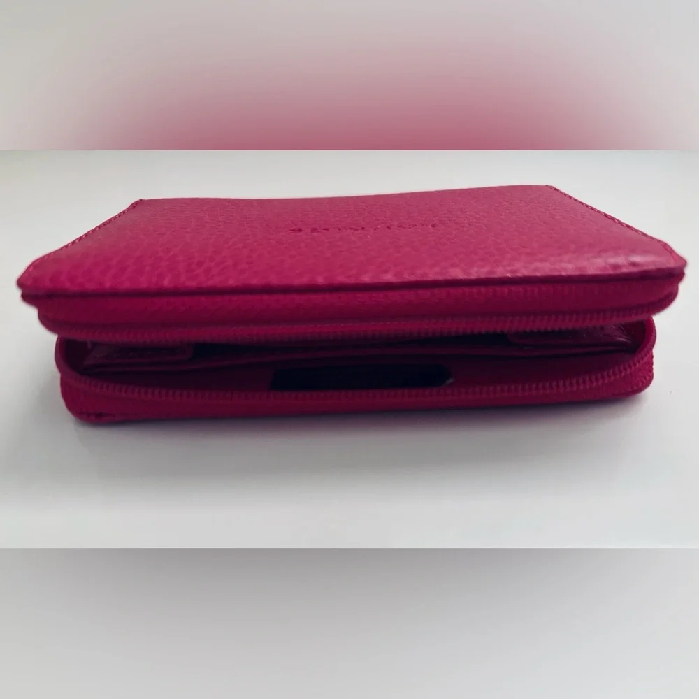 Laurige Elegant Fuchsia Small leather wallet with zipper closure.